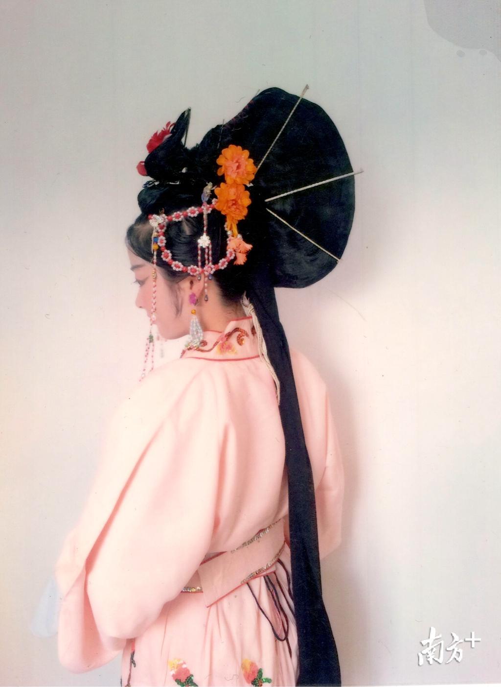 侧看"大鳖尾"发型.(受访者供图)