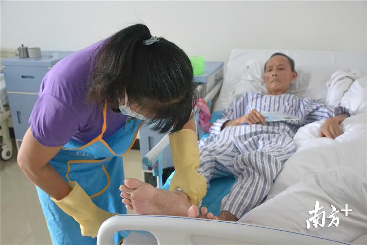 护工对老人进行日常护理.杨溢子摄