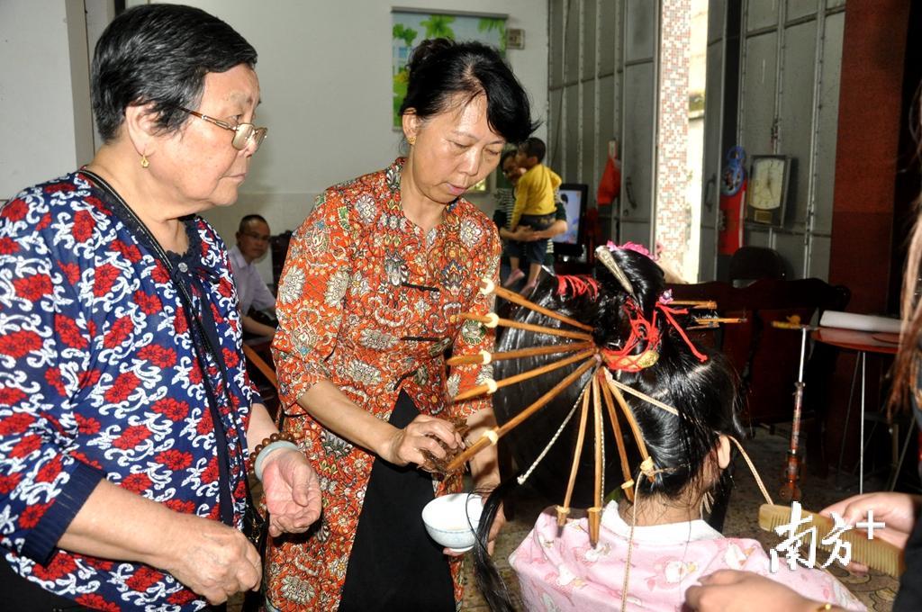 在梳“大鳖尾”过程中,需要用到一种特殊的树脂胶进行发型固定。(胡金辉 摄) 在梳“大鳖尾”过程中,需要用到一种特殊的树脂胶进行发型固定。(胡金辉 摄)