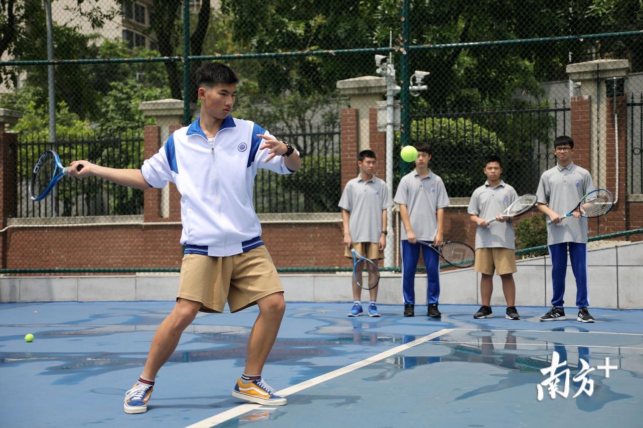 广东华侨中学网球课,该网球场按国际比赛标准建设 广东华侨中学网球课,该网球场按国际比赛标准建设