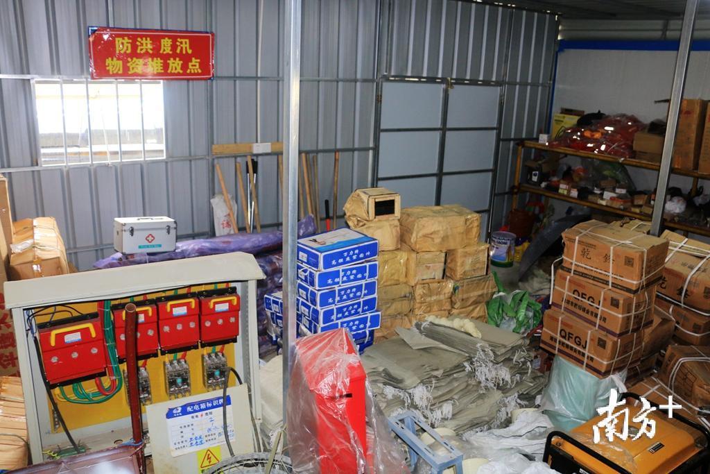 参建单位专门腾出一个集装箱的空间，用于存放防汛抢险所需各种物资。张伟炜 摄