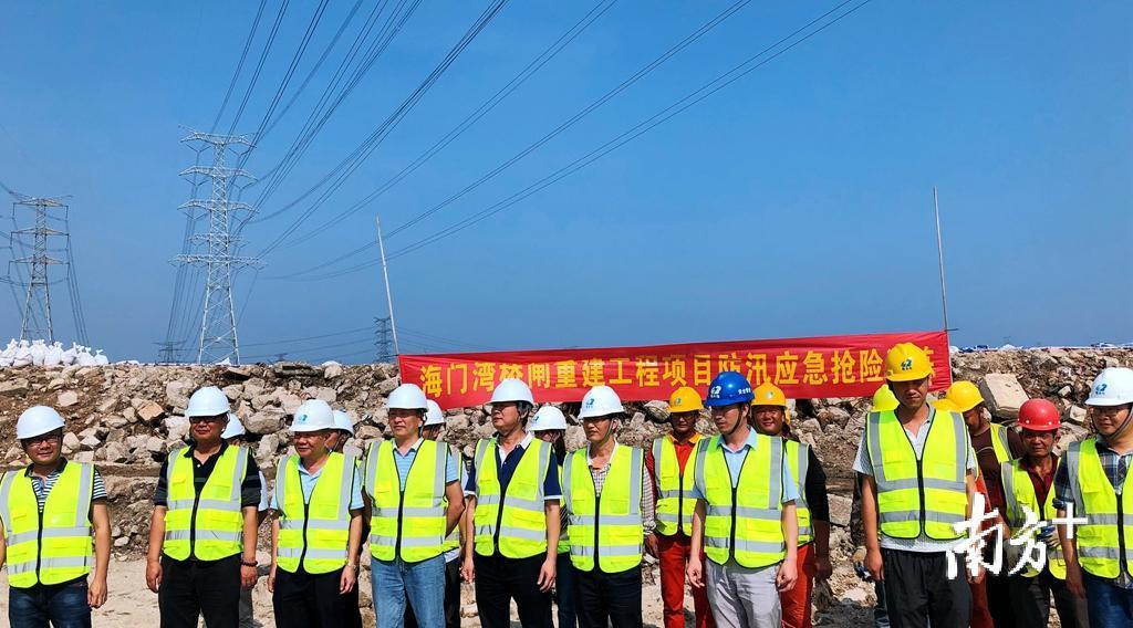 防汛抢险应急演练有助于全面提高项目部全体员工的应急反应能力，提高防汛抢险、避灾意识。受访者供图