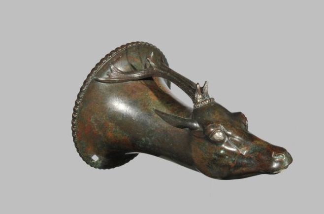 △鹿头造型青铜“来通杯”