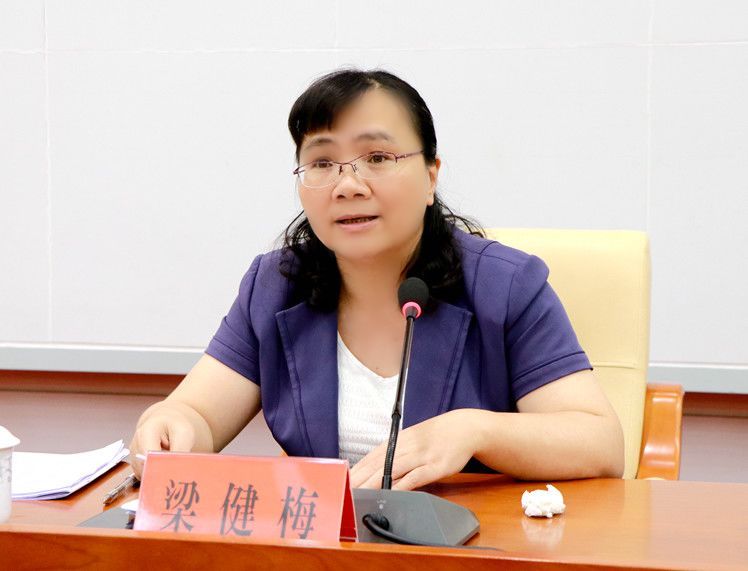 县长梁健梅出席会议并作讲话.县政府召开廉政工作会议.