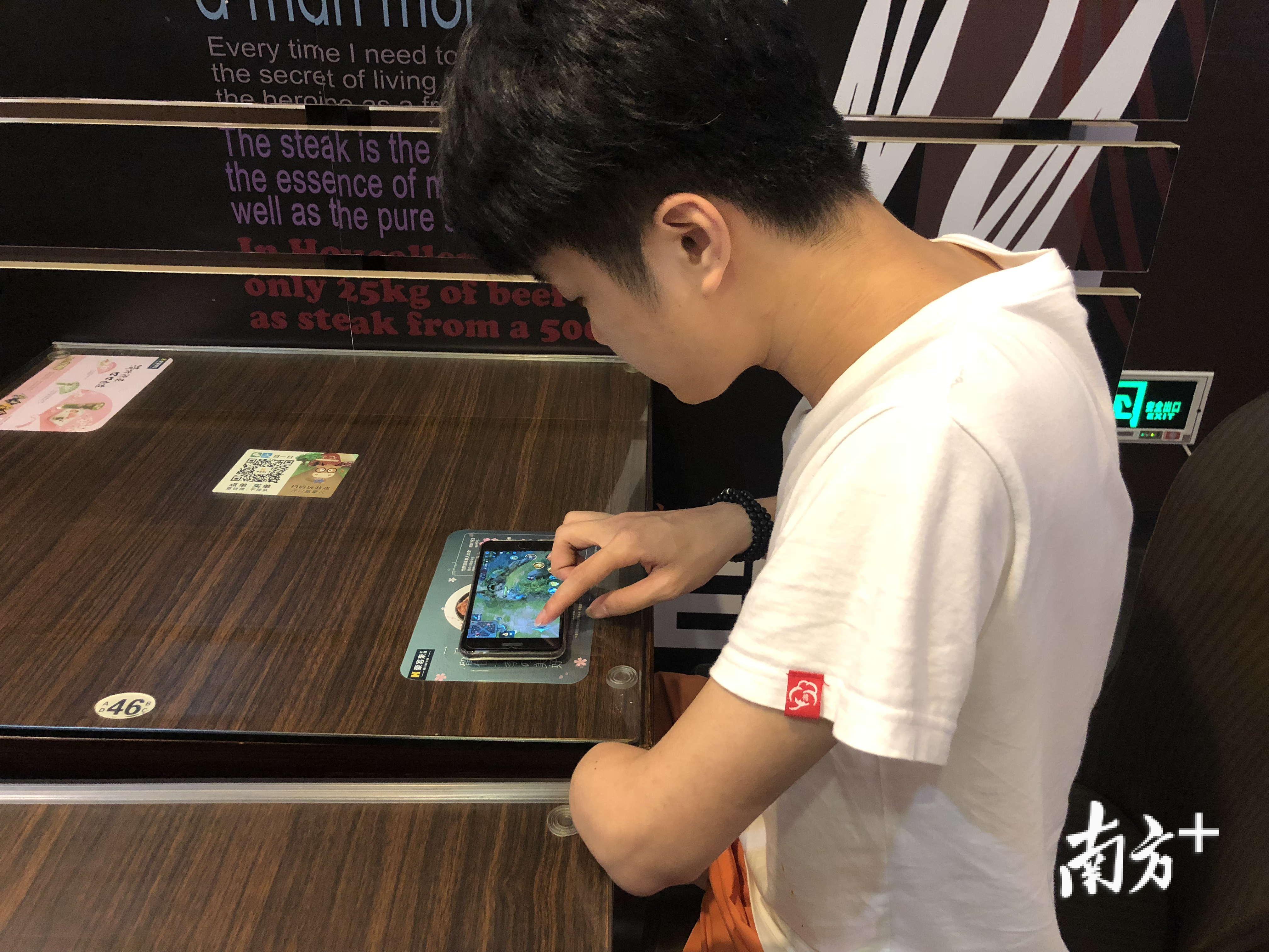 吴填楠（虎牙“二狗”）在单手打王者荣耀。