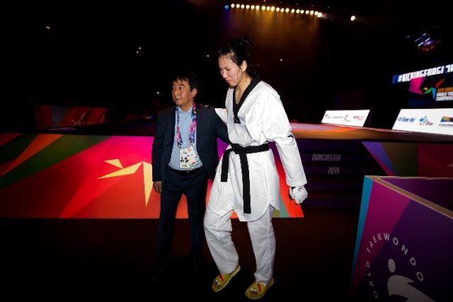 郑姝音（右）与中国队主教练管建民在比赛后。新华社发（乔恩·休珀摄）