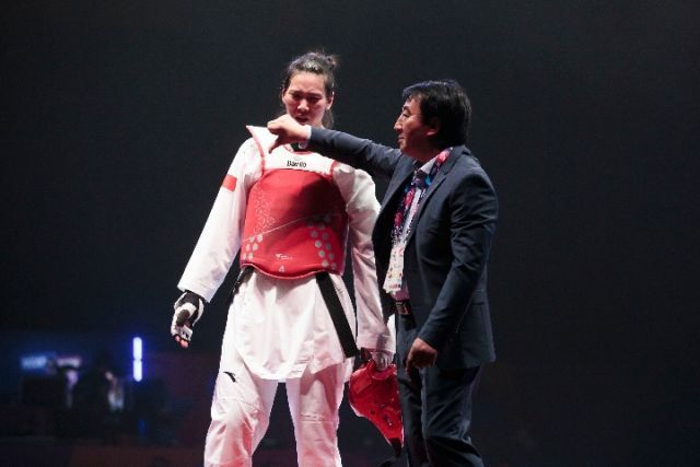 郑姝音（左）与中国队主教练管建民在比赛结束后。新华社发（乔恩·休珀摄）