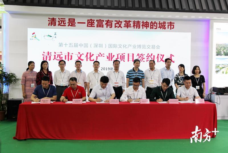 清远馆现场签约3项目,投资总额达到153.65亿元。其中,奥园(英德)心花小镇项目规划总面积约8000亩,总投资约150亿元。 清远馆现场签约3项目,投资总额达到153.65亿元。其中,奥园(英德)心花小镇项目规划总面积约8000亩,总投资约150亿元。