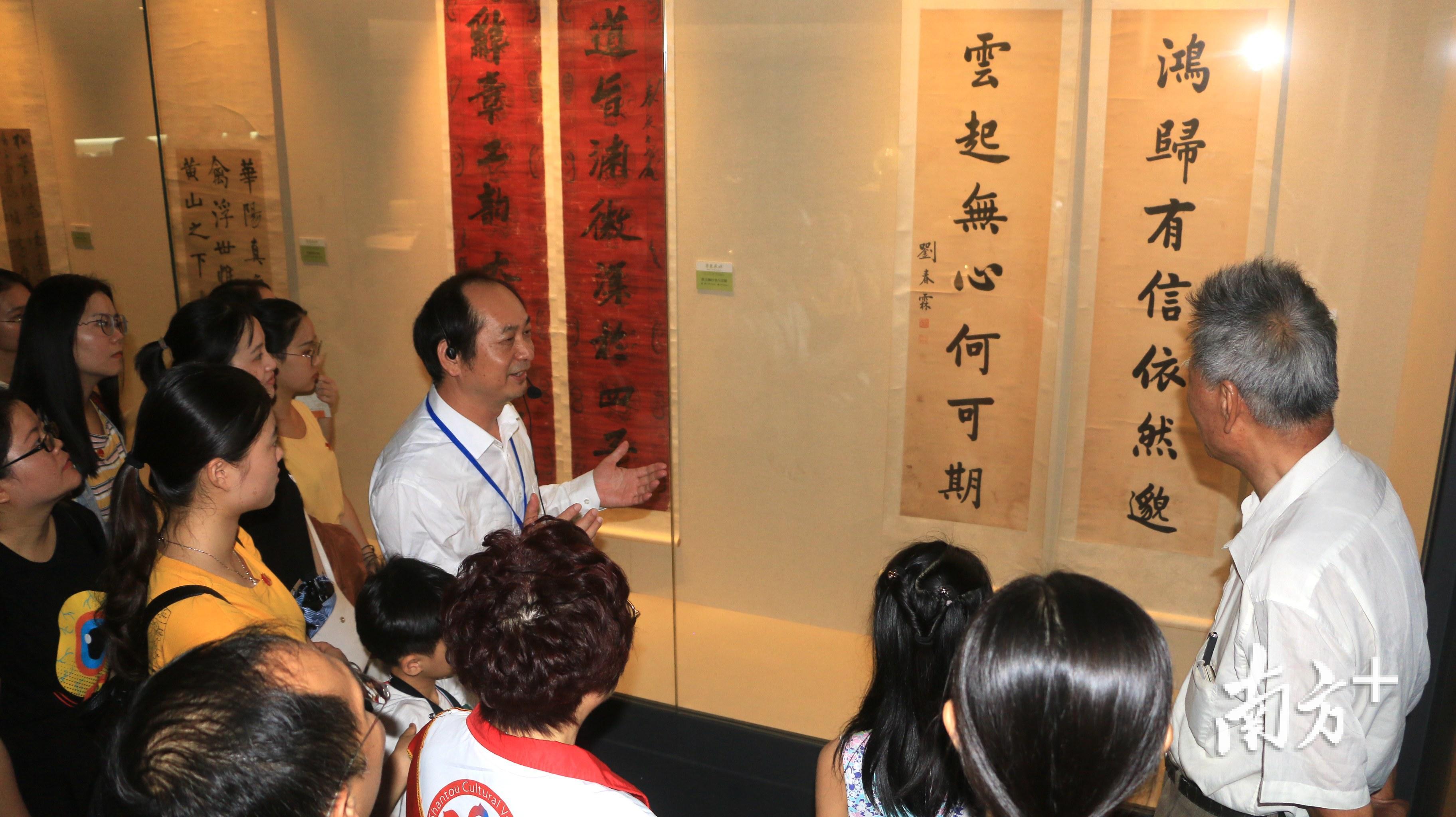 在洪勇妙语连珠充满艺术趣味的言辞中，观众听得颇为认真。张伟炜 摄