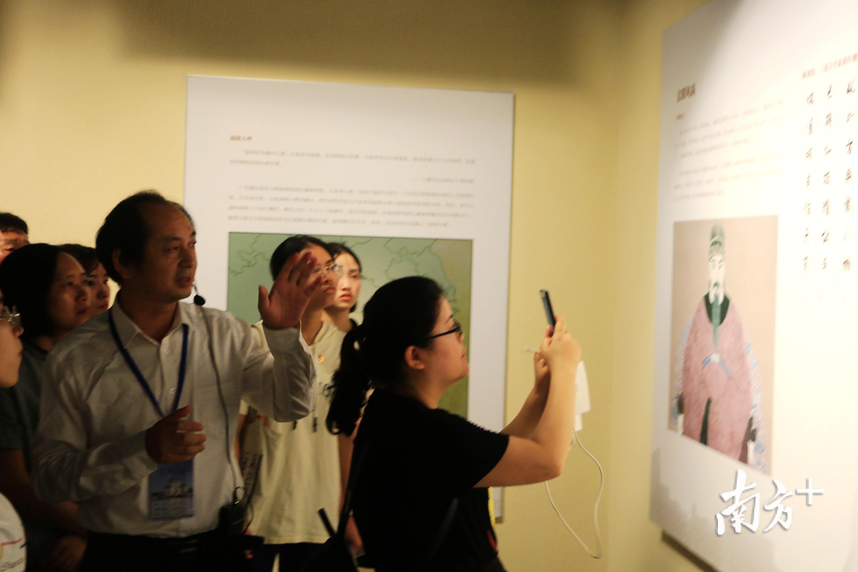 观众拿起手机拍照。张伟炜 摄