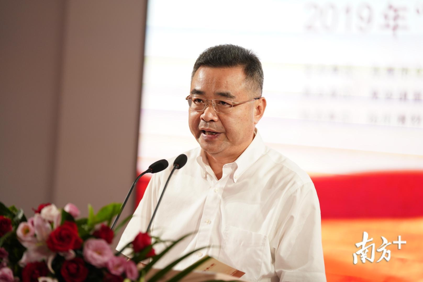 全国人大代表、唯美集团董事长、总裁黄建平致辞 全国人大代表、唯美集团董事长、总裁黄建平致辞