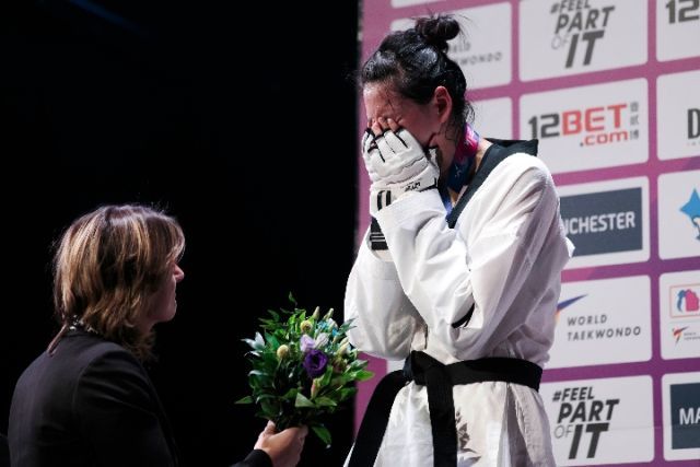 郑姝音（右）在领奖台上流泪。新华社发（乔恩·休珀摄）