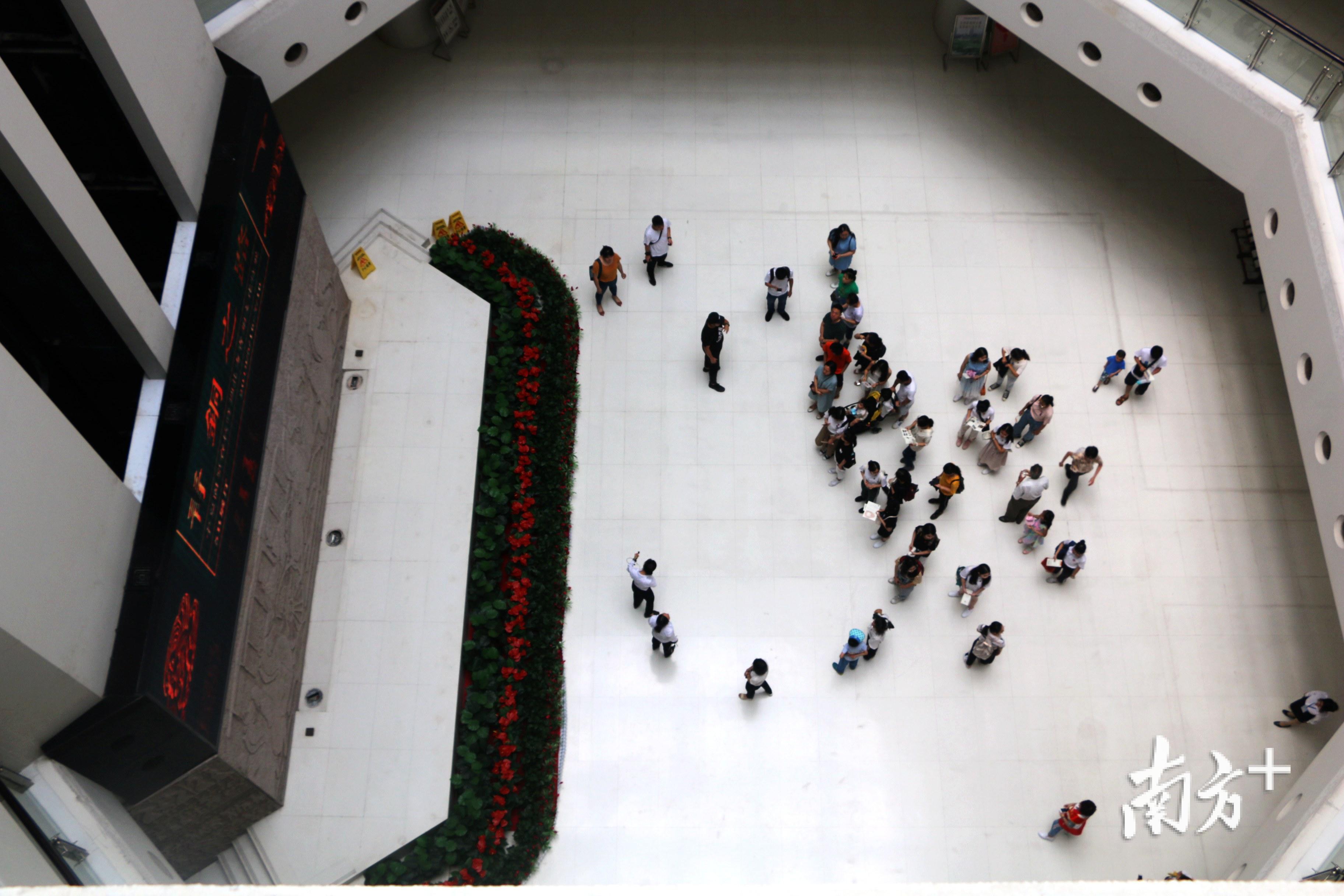 上午9时，观众陆续来到博物馆内大厅等候。张伟炜 摄