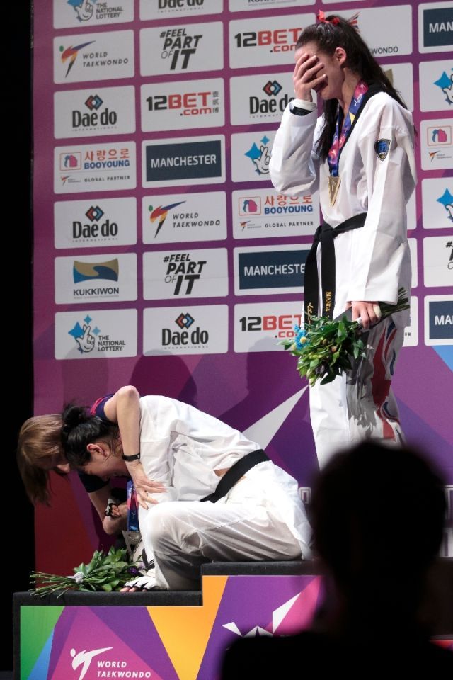 郑姝音（中）在领奖台上流泪。新华社发（乔恩·休珀摄）