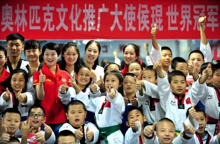 2016年9月3日，吴静钰与乌鲁木齐跆拳道小将互动。新华社记者王菲摄