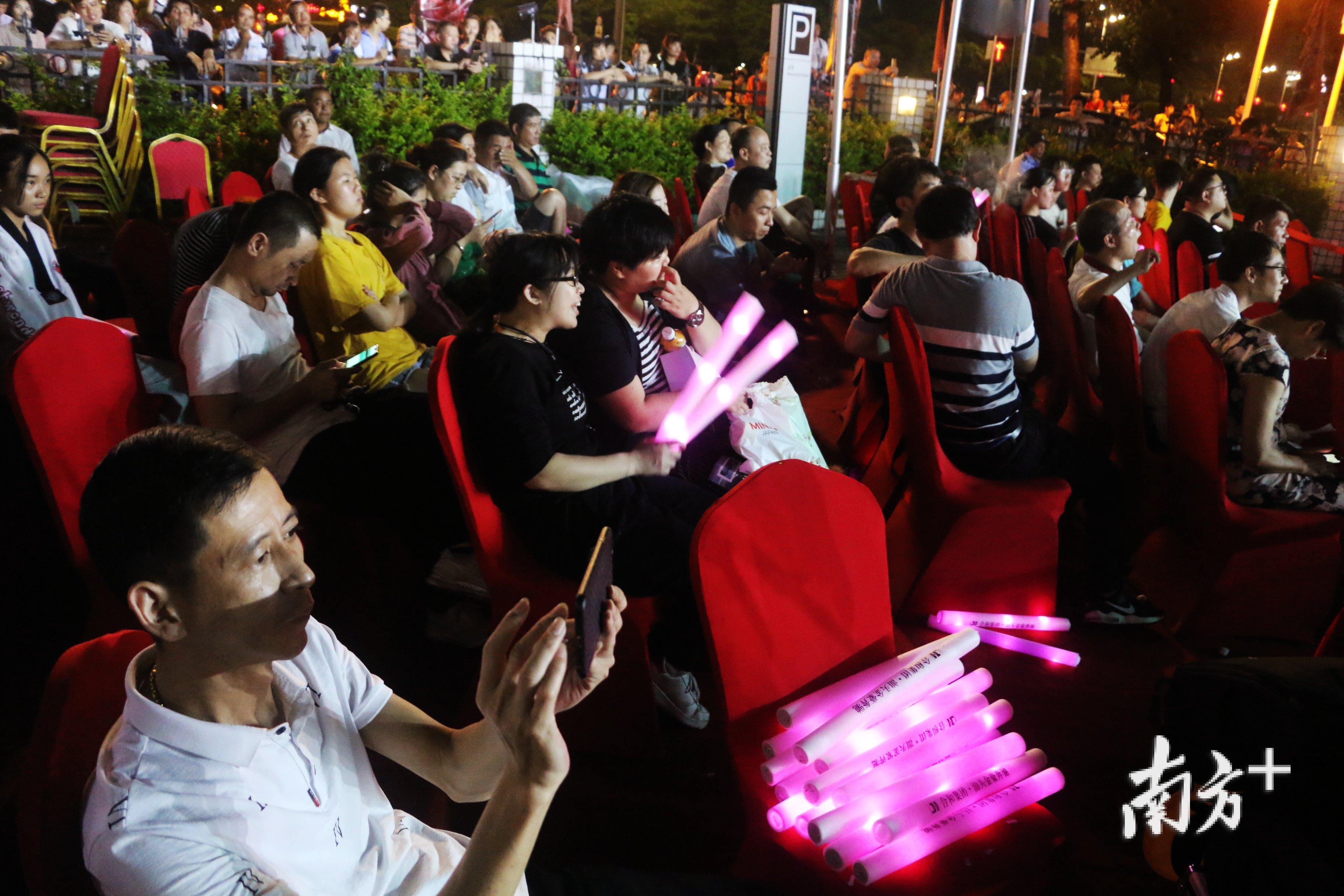 众多市民群众参加活动,共同见证此次音乐盛会。张伟炜 摄 众多市民群众参加活动,共同见证此次音乐盛会。张伟炜 摄