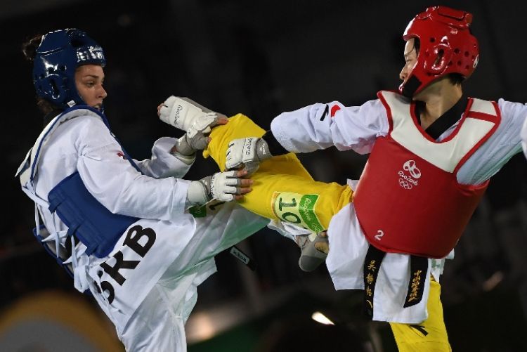 2016年8月17日，吴静钰（右）与塞尔维亚选手波格丹诺维奇在里约奥运会的比赛中。新华社记者韩瑜庆摄