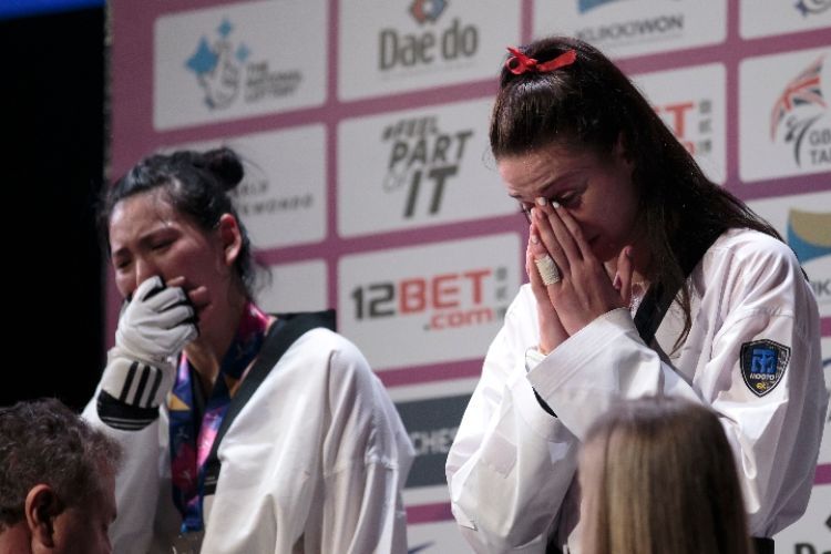 5月17日，沃克顿（右）与郑姝音在领奖台上。新华社发（乔恩·休珀摄）