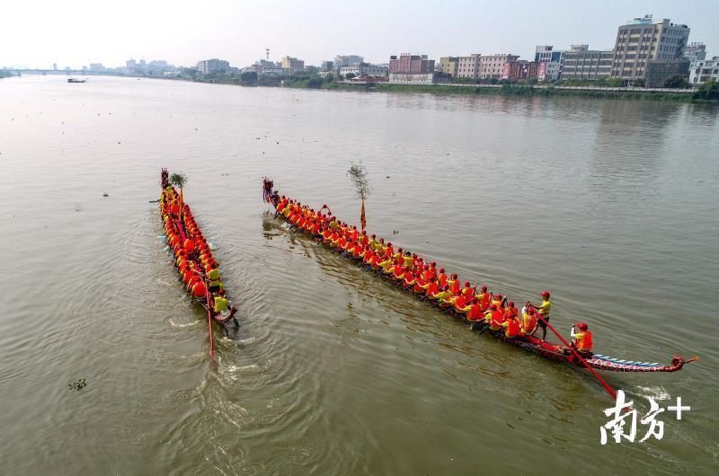 5月12日,揭阳榕城区西门的龙舟队在西湖湖畔举行下水仪式。涂英鹏 摄 5月12日,揭阳榕城区西门的龙舟队在西湖湖畔举行下水仪式。涂英鹏 摄