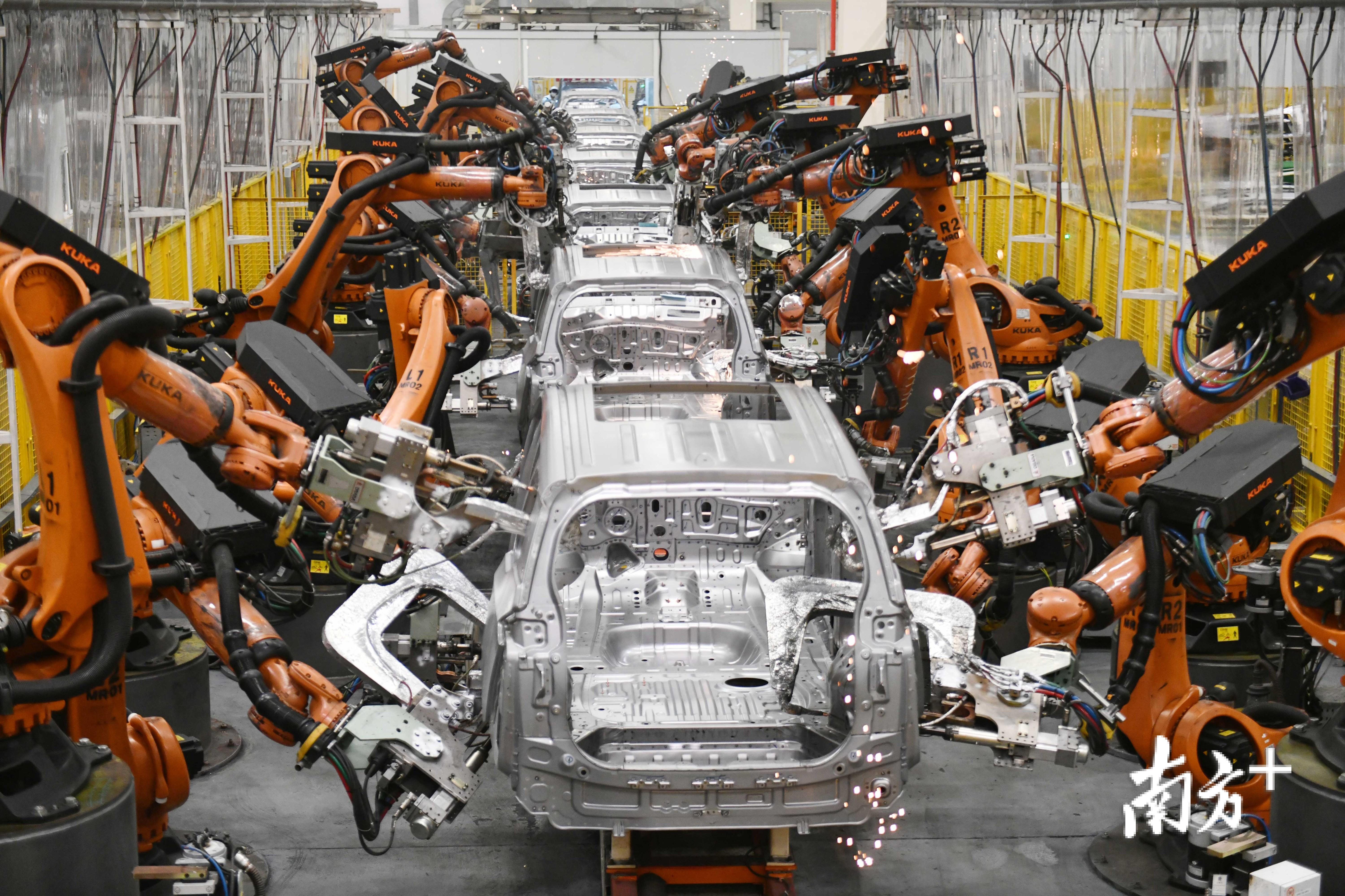 这是广东汽车智能化最高的工厂之一,也是广东汽车人多年奋斗的一个结晶,见证着广东汽车制造业的蝶变。 这是广东汽车智能化最高的工厂之一,也是广东汽车人多年奋斗的一个结晶,见证着广东汽车制造业的蝶变。
