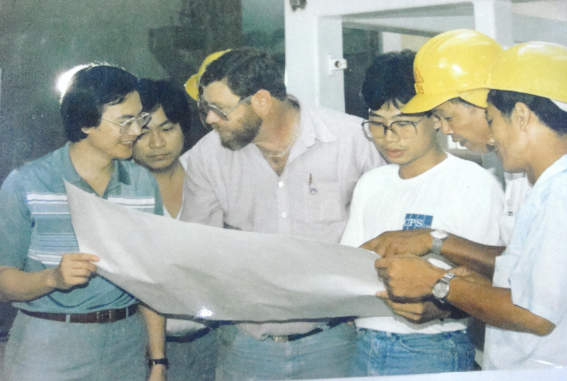 1986年8月，美国、中国香港工程师和中方设备安装人员一道安装设备