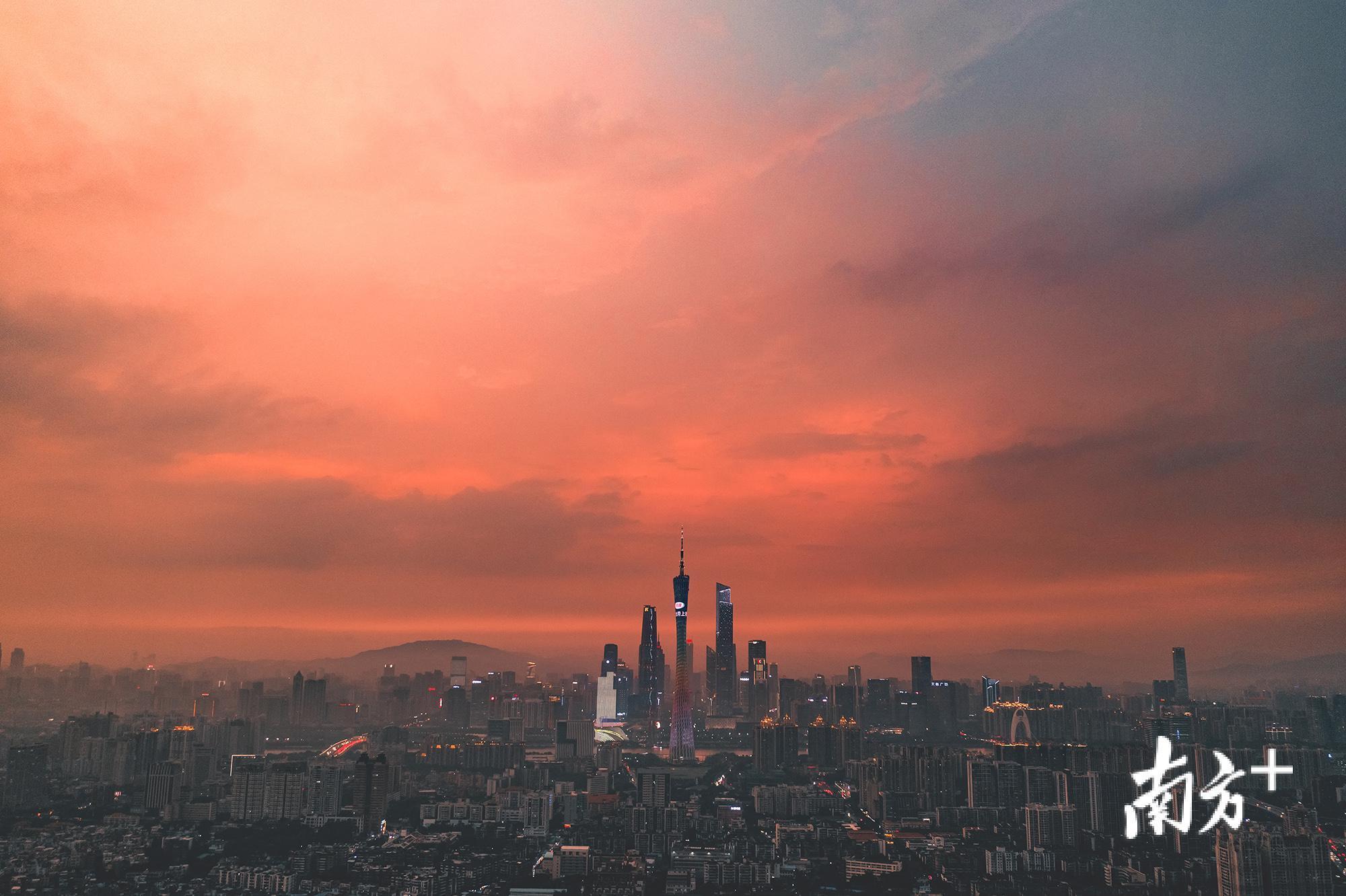 5月17日,天边喷出一道灿烂的霞光,天空和城市被渲染成深红色。尚影 摄 5月17日,天边喷出一道灿烂的霞光,天空和城市被渲染成深红色。尚影 摄