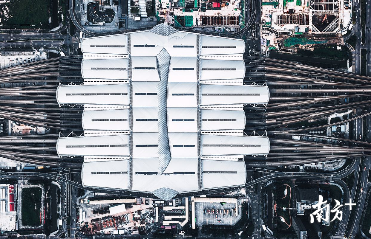 5月12日,广州南站。高空看下去就像一幅坚不可摧的铠甲。陈华 摄 5月12日,广州南站。高空看下去就像一幅坚不可摧的铠甲。陈华 摄