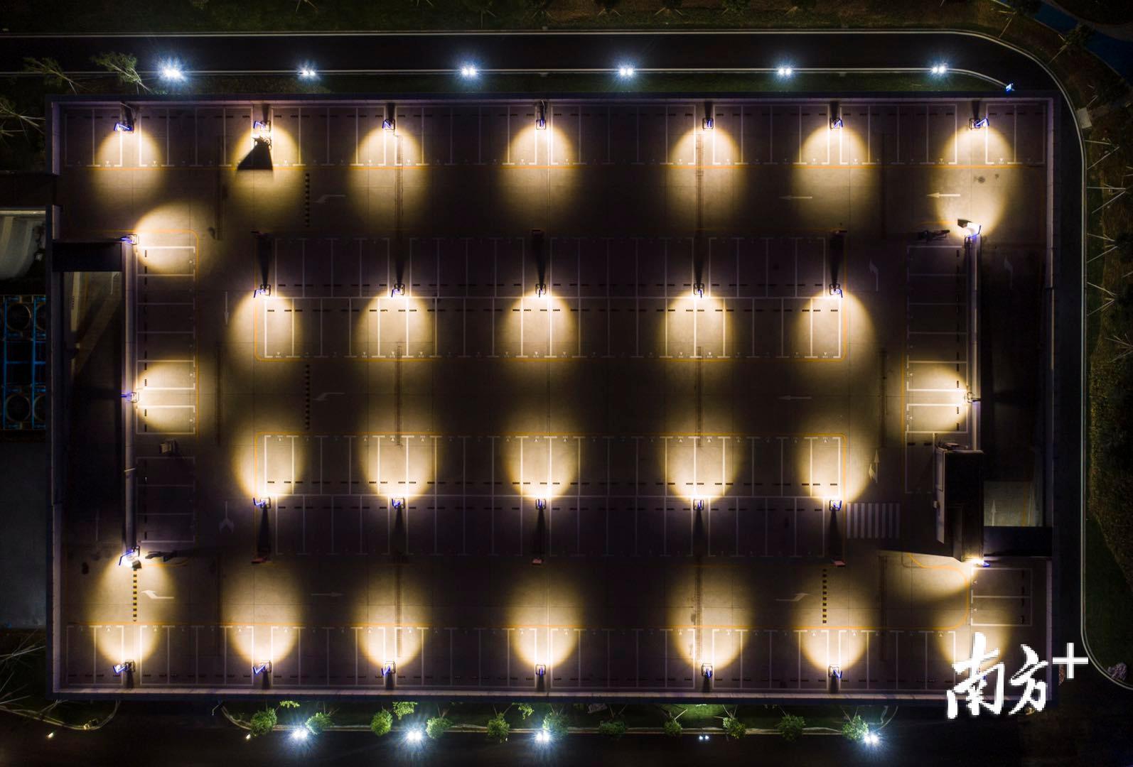 5月16日,东莞市长安镇vivo总部,俯瞰新建的顶层停车场。廖志忠 摄 5月16日,东莞市长安镇vivo总部,俯瞰新建的顶层停车场。廖志忠 摄