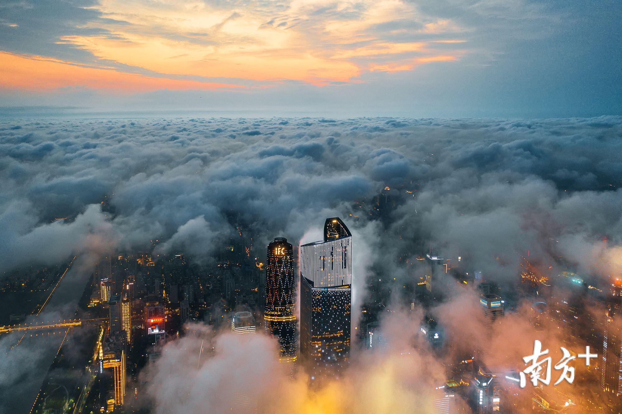 一场阵雨过后,云海翻腾,广州上空如同天上人间。逸松 摄 一场阵雨过后,云海翻腾,广州上空如同天上人间。逸松 摄