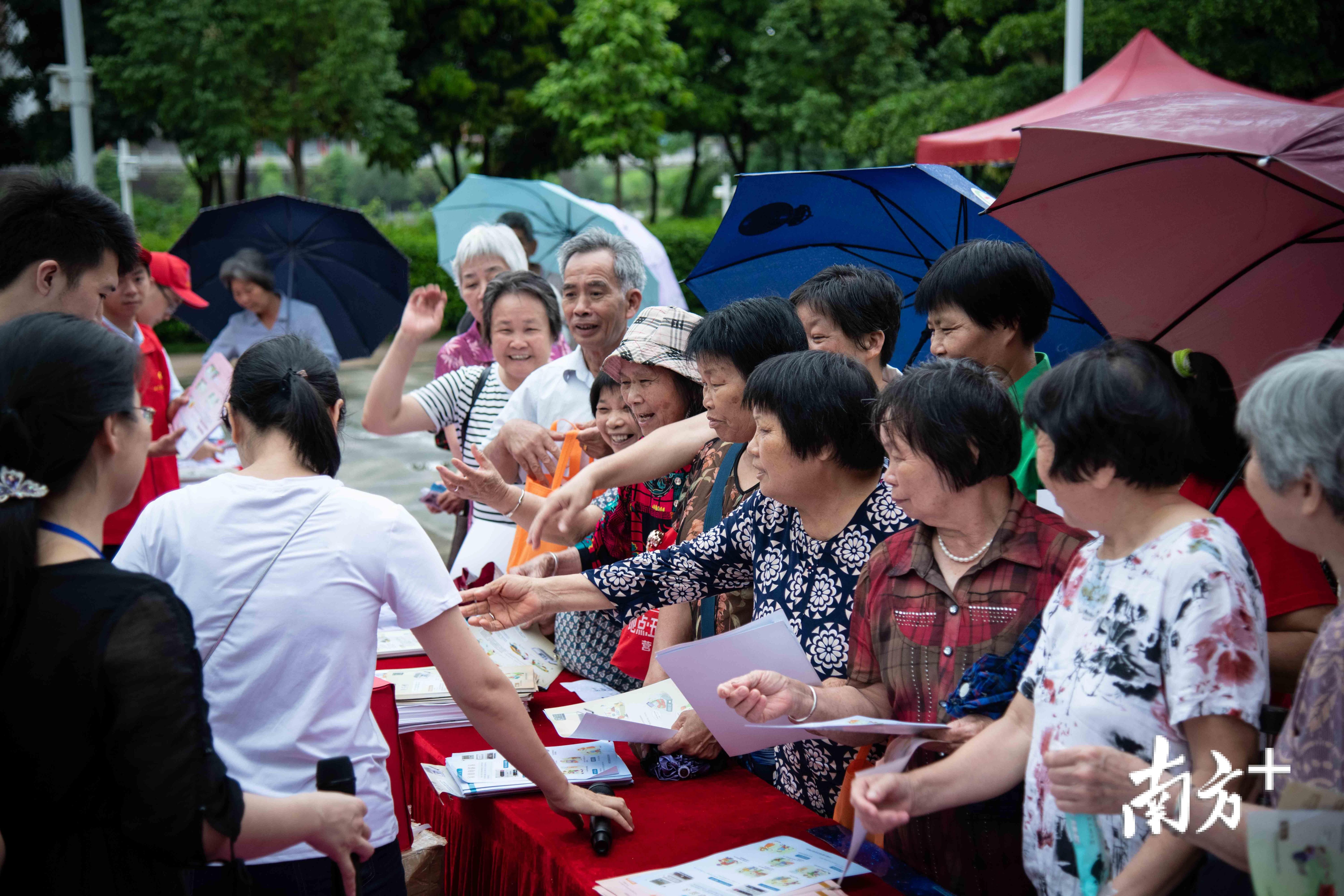大雨也没有浇灭市民参加活动的热情。