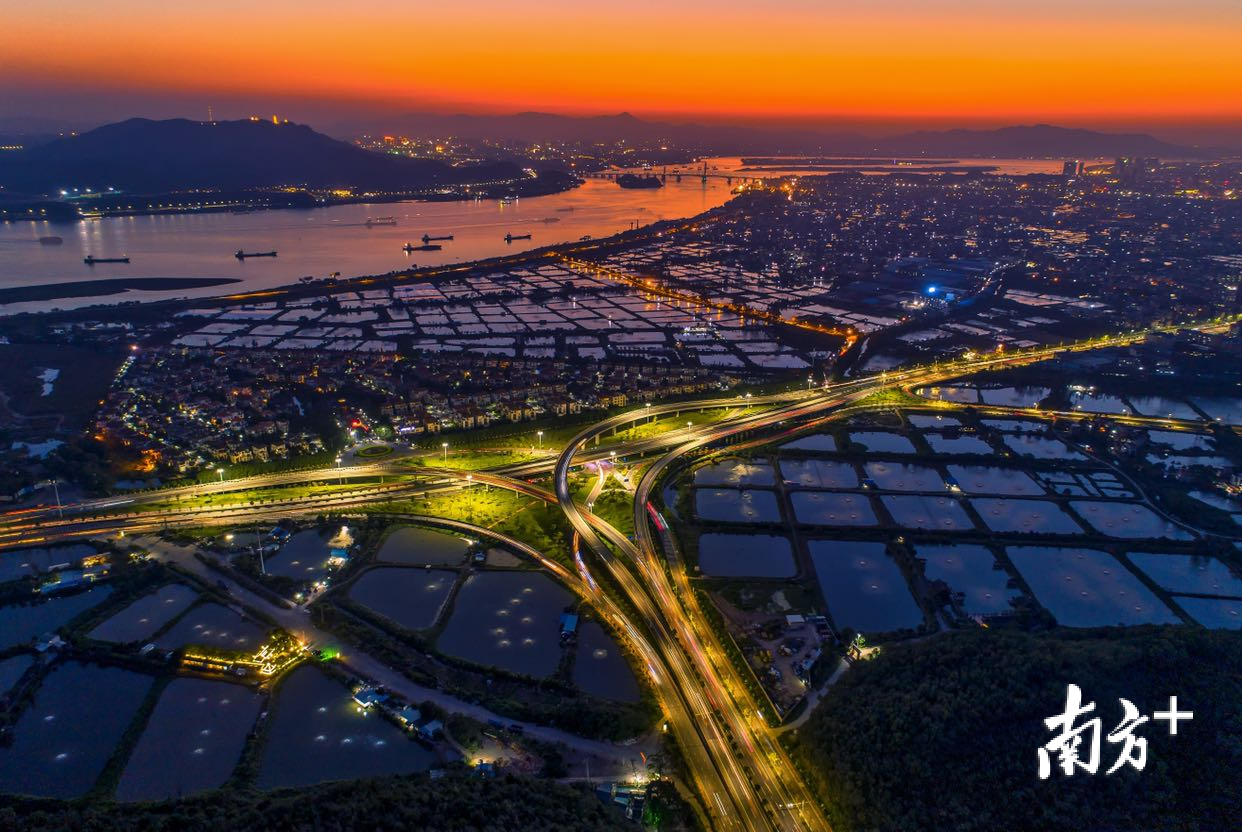 傍晚时分,西江在晚霞的映照下令人陶醉。黑暗骑士 摄 傍晚时分,西江在晚霞的映照下令人陶醉。黑暗骑士 摄