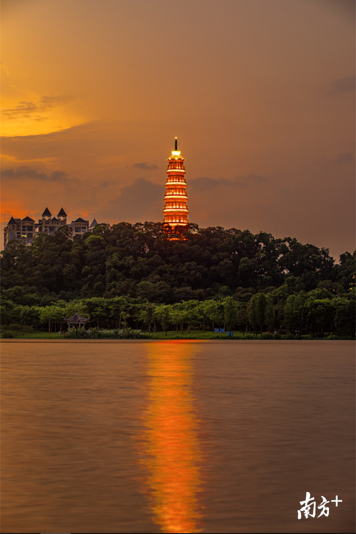 5月17日,顺德大良顺峰山公园的青云塔灯饰和晚霞一样迷人。梁文生 摄 5月17日,顺德大良顺峰山公园的青云塔灯饰和晚霞一样迷人。梁文生 摄