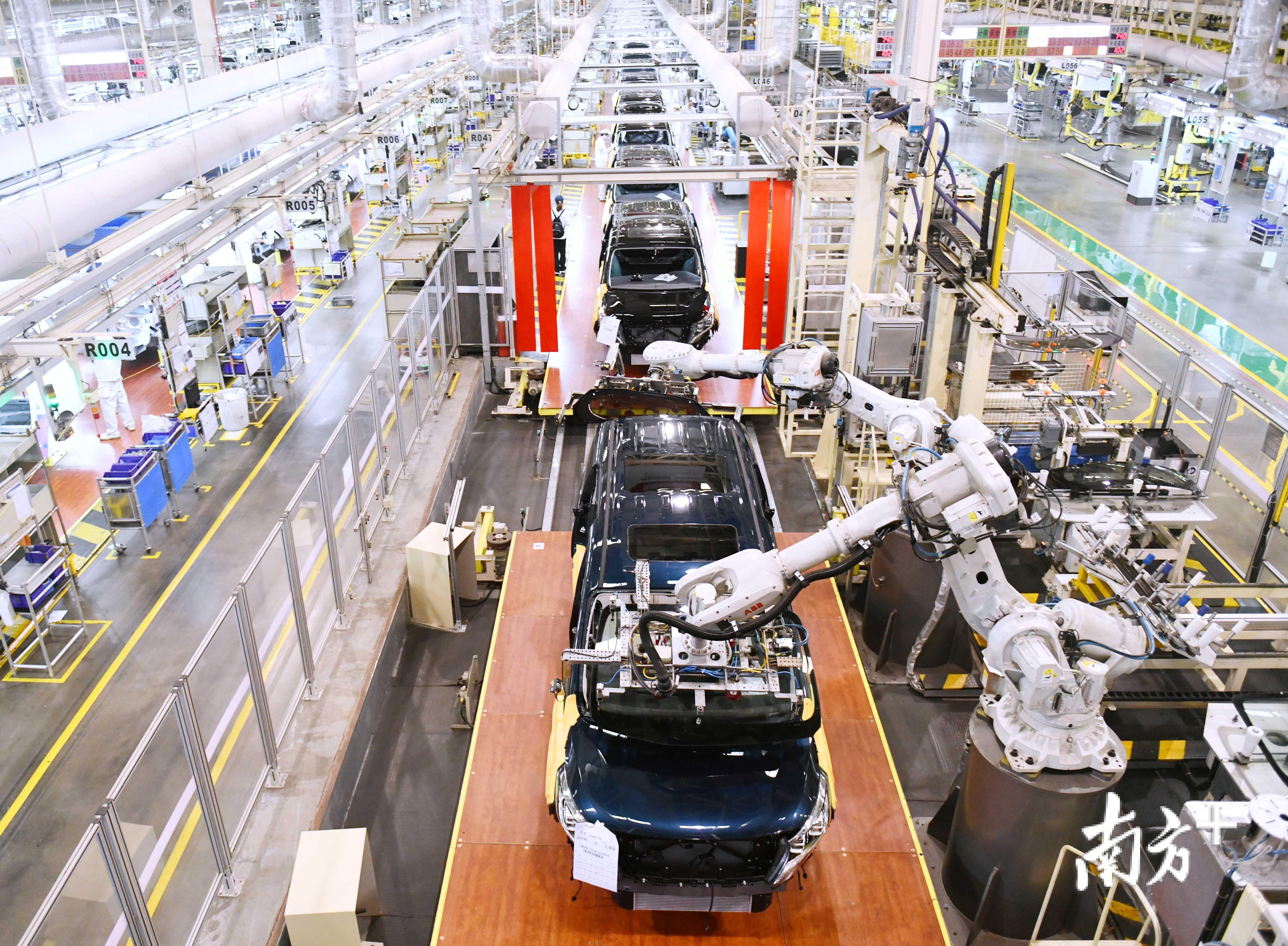 广汽乘用车整车生产线上的两台机器人正在操作前后挡风玻璃的自动抓取、涂胶、安装,一气呵成。 广汽乘用车整车生产线上的两台机器人正在操作前后挡风玻璃的自动抓取、涂胶、安装,一气呵成。