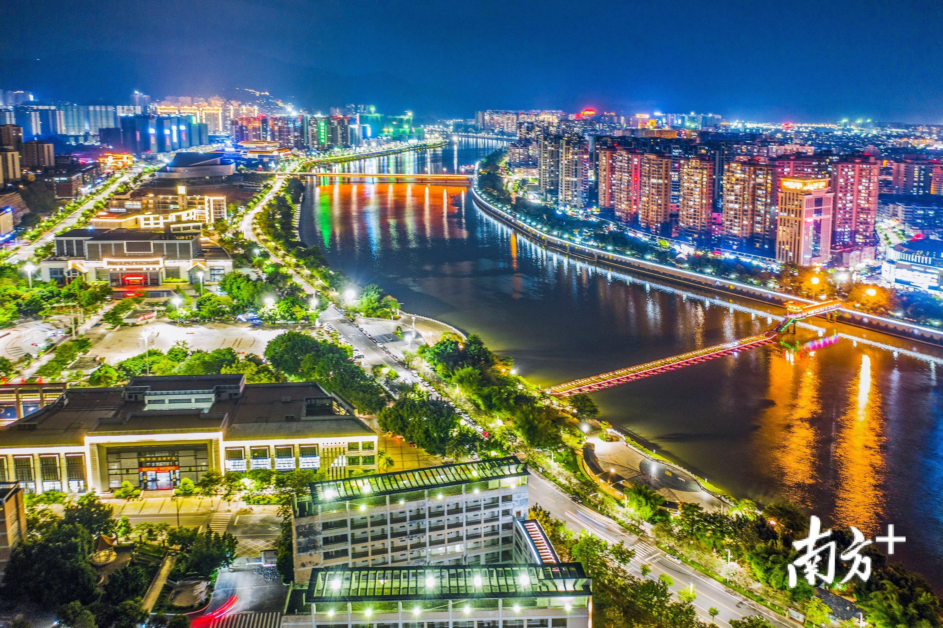 5月15日,华灯初上,夜幕降临的梅州城区。何志林 摄 5月15日,华灯初上,夜幕降临的梅州城区。何志林 摄