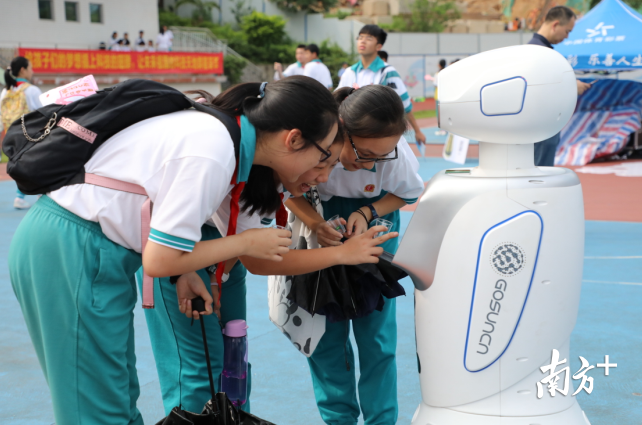 学生们与科技集市上的智能机器人互动