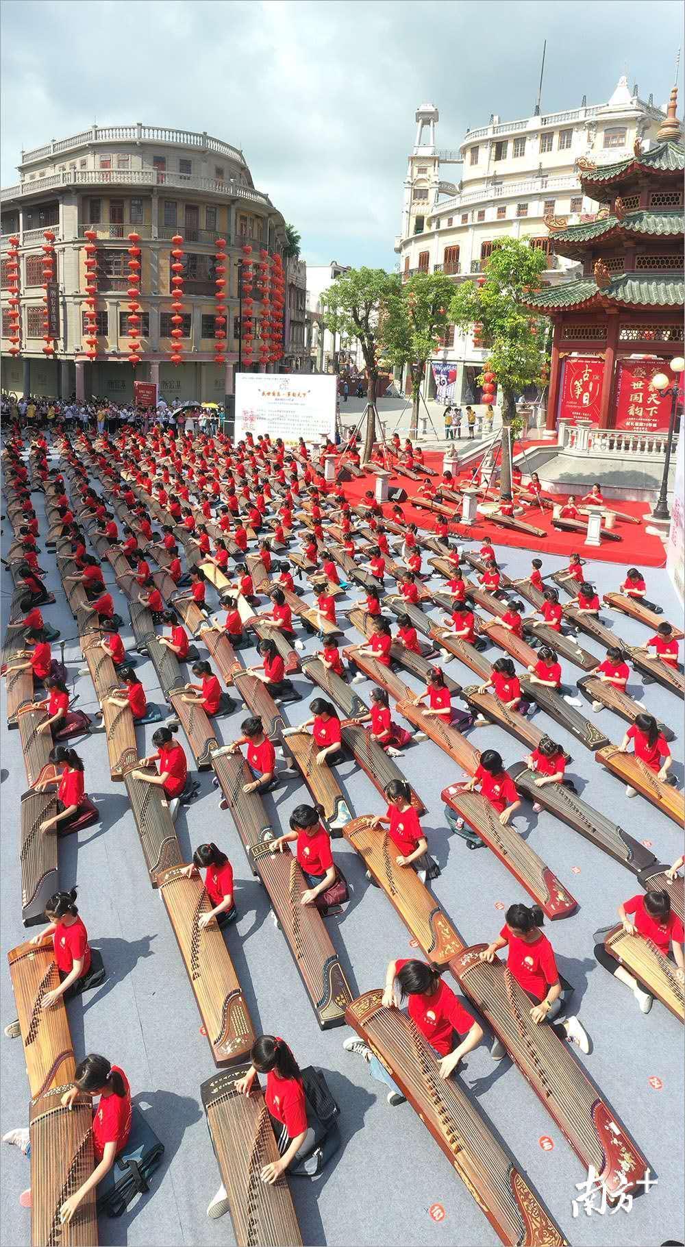 5月19日,汕头小公园中山纪念亭举行古筝大合奏,300名来自潮汕各地的青少年古筝爱好者进行了现场合奏。马卡 摄 5月19日,汕头小公园中山纪念亭举行古筝大合奏,300名来自潮汕各地的青少年古筝爱好者进行了现场合奏。马卡 摄