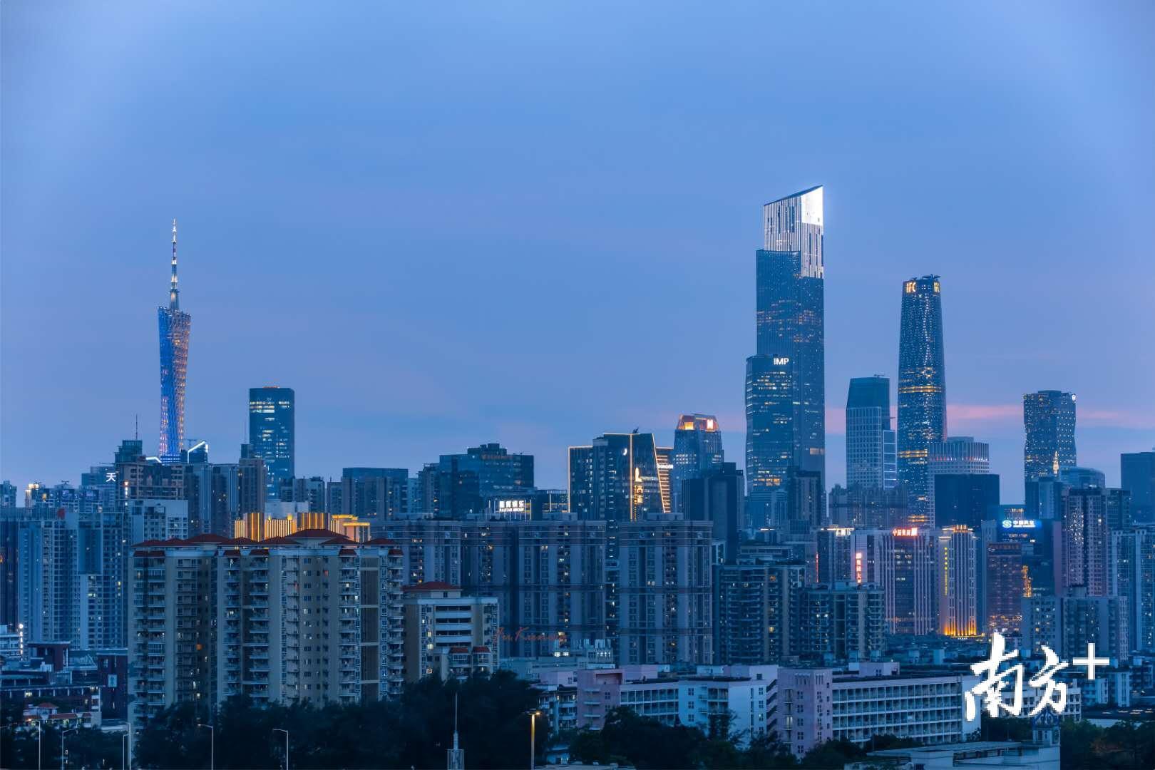 5月15日,蓝调时段的广州CBD。傅昆 摄 5月15日,蓝调时段的广州CBD。傅昆 摄