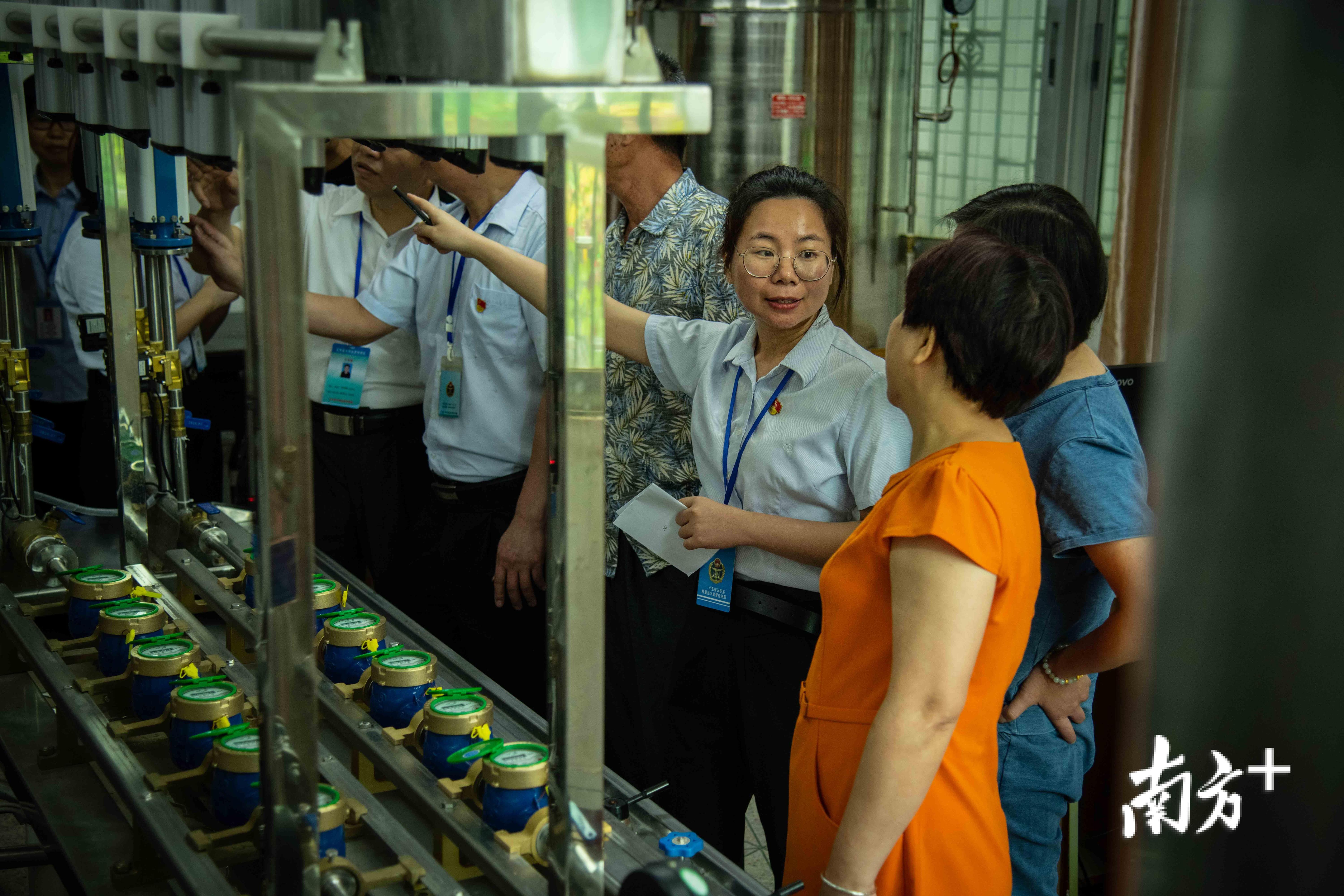 质检局向普通市民开放，工作人员耐心讲解每个仪器的功能。