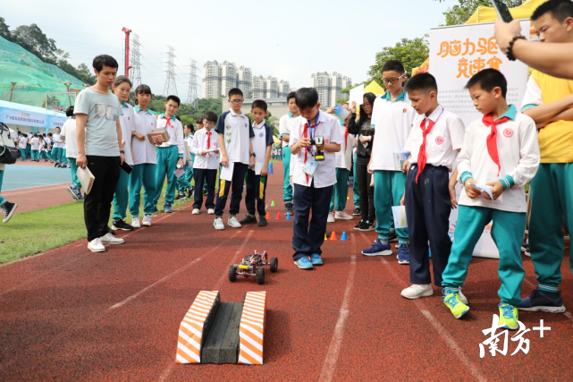 学生们在科技集市体验竞速汽车