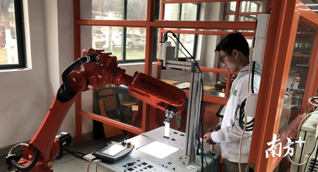 佛山职业技术学院现代制造实训基地，学生正在操作机器人。佛山职业技术学院供图