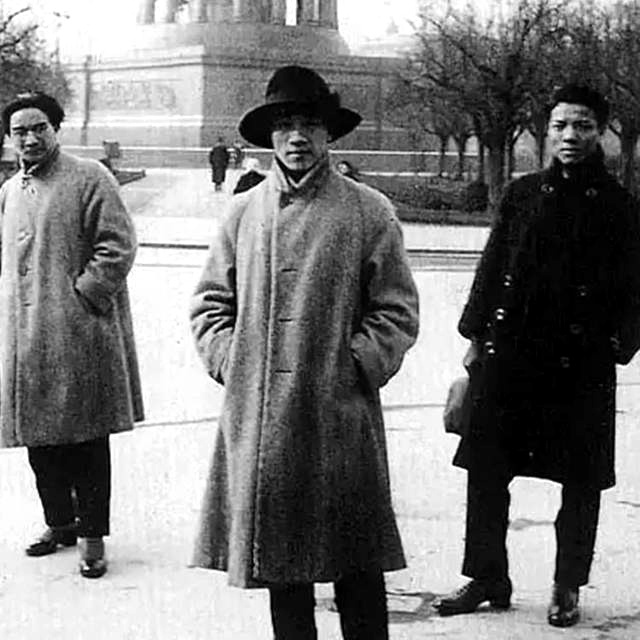 23岁时的林风眠（中），正与他的好友林文铮（右）、李金发（左）一起在德国柏林游学。（资料图片）