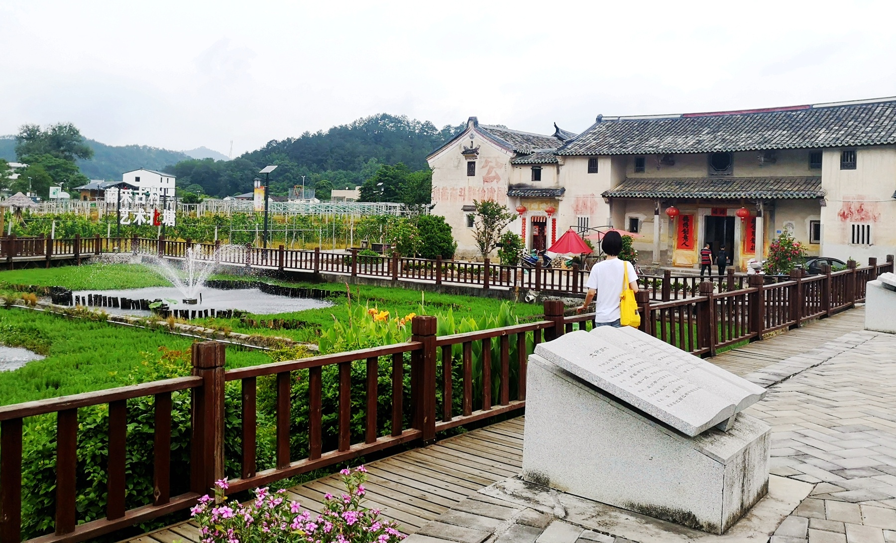 沿着蜿蜒的村道,北塘美术馆、艺术众创空间等次第呈现眼前,让人仿佛置身艺术殿堂。 沿着蜿蜒的村道,北塘美术馆、艺术众创空间等次第呈现眼前,让人仿佛置身艺术殿堂。