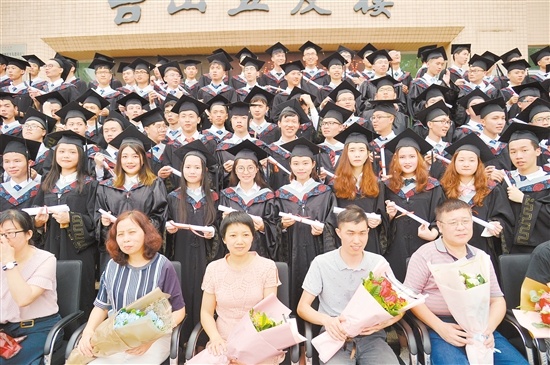 拍毕业照时8位女生站在了正中间的位置。