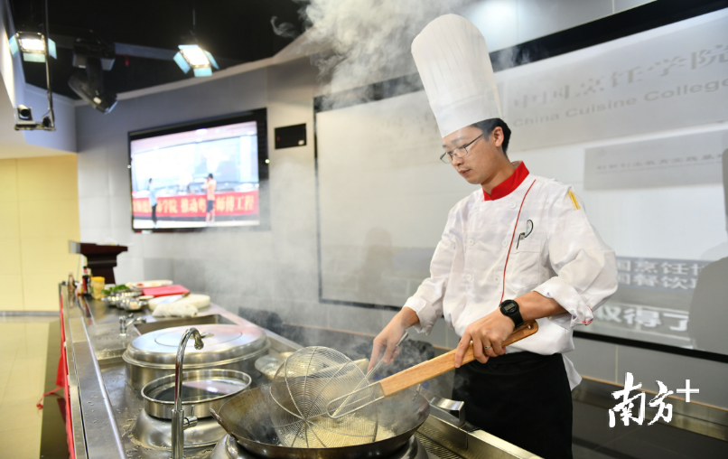 冯远日：“在这行，跟着一位好的大师学习，意味着有更好的平台与发展机遇。”