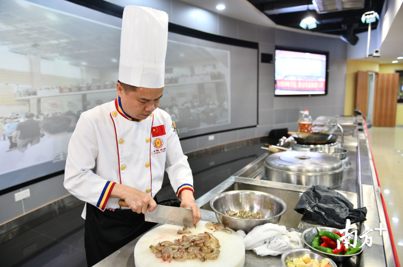 孔庆聪：“现在我要做的，是将自己掌握的烹饪经验传授给学生。”