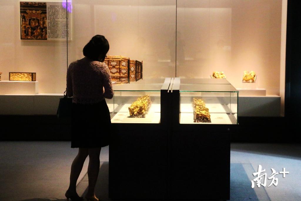 参观文化场馆成了市民群众“旅游新选择”。 参观文化场馆成了市民群众“旅游新选择”。