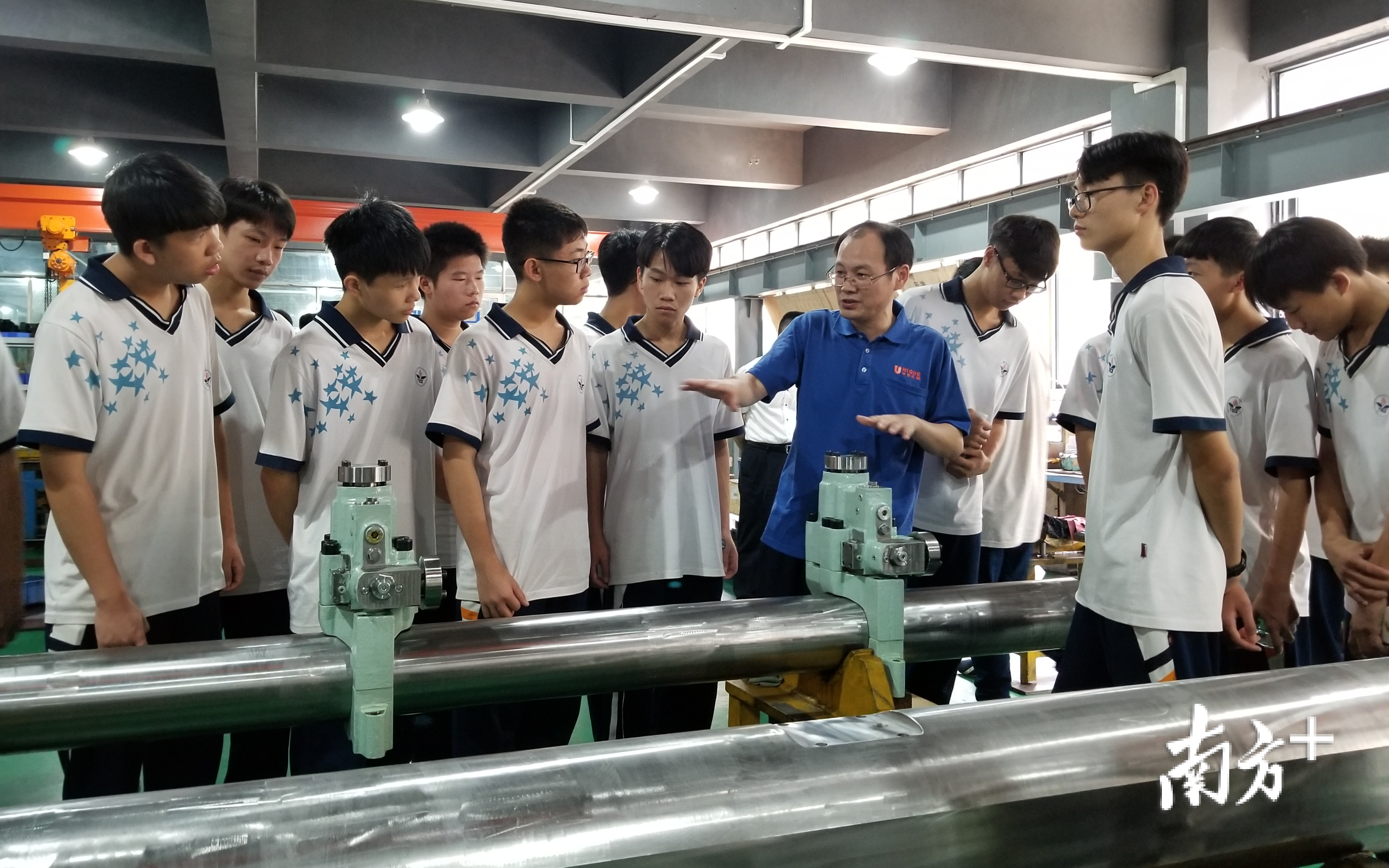 中南机械有限公司胡建武在向走进企业的职校学生进行讲解。杨馥铫 摄