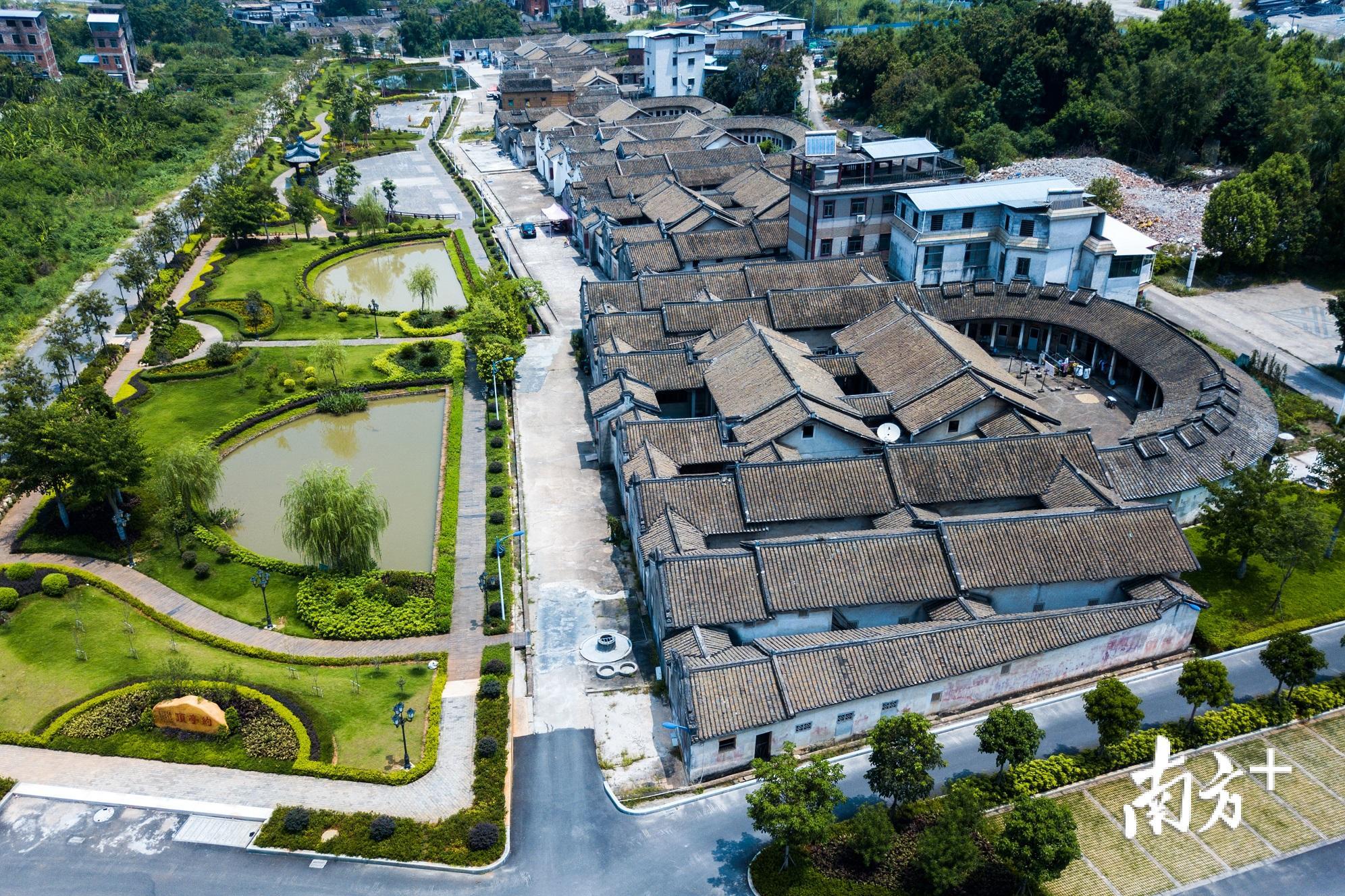 梅江区三角镇上坪村实现了从基层党组织软弱涣散的落后村到先进村的"