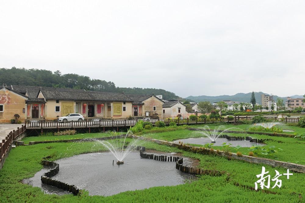 大埔县西河镇北塘村,传统的客家建筑伫立在山水间,构成一幅田园乡村图