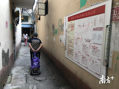 加装电梯批前公示在进出唯一通道。